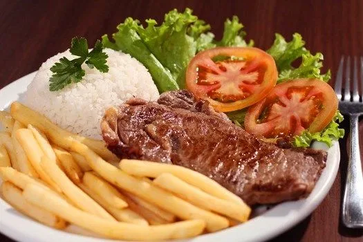 Bife acebolado 