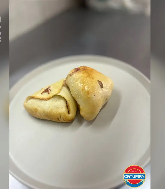 ESFIHA DE CARNE SECA COM CATUPIRY