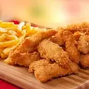 Isca de frango com fritas com molho especial