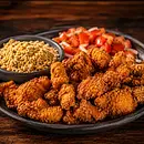 Isca de frango com farofa e salada 