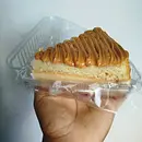 Fatia de Bolo Pudim com Doce de Leite