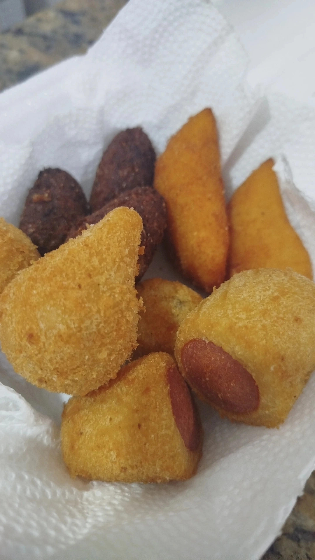 KIt 10 Mini Salgados ( Coxinha, Risole, Kibe, Enroladinho De Salsicha, Bolinha De Queijo)