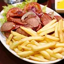 Calabresa acebolada com fritas. 