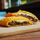Pastel de carne com queijo