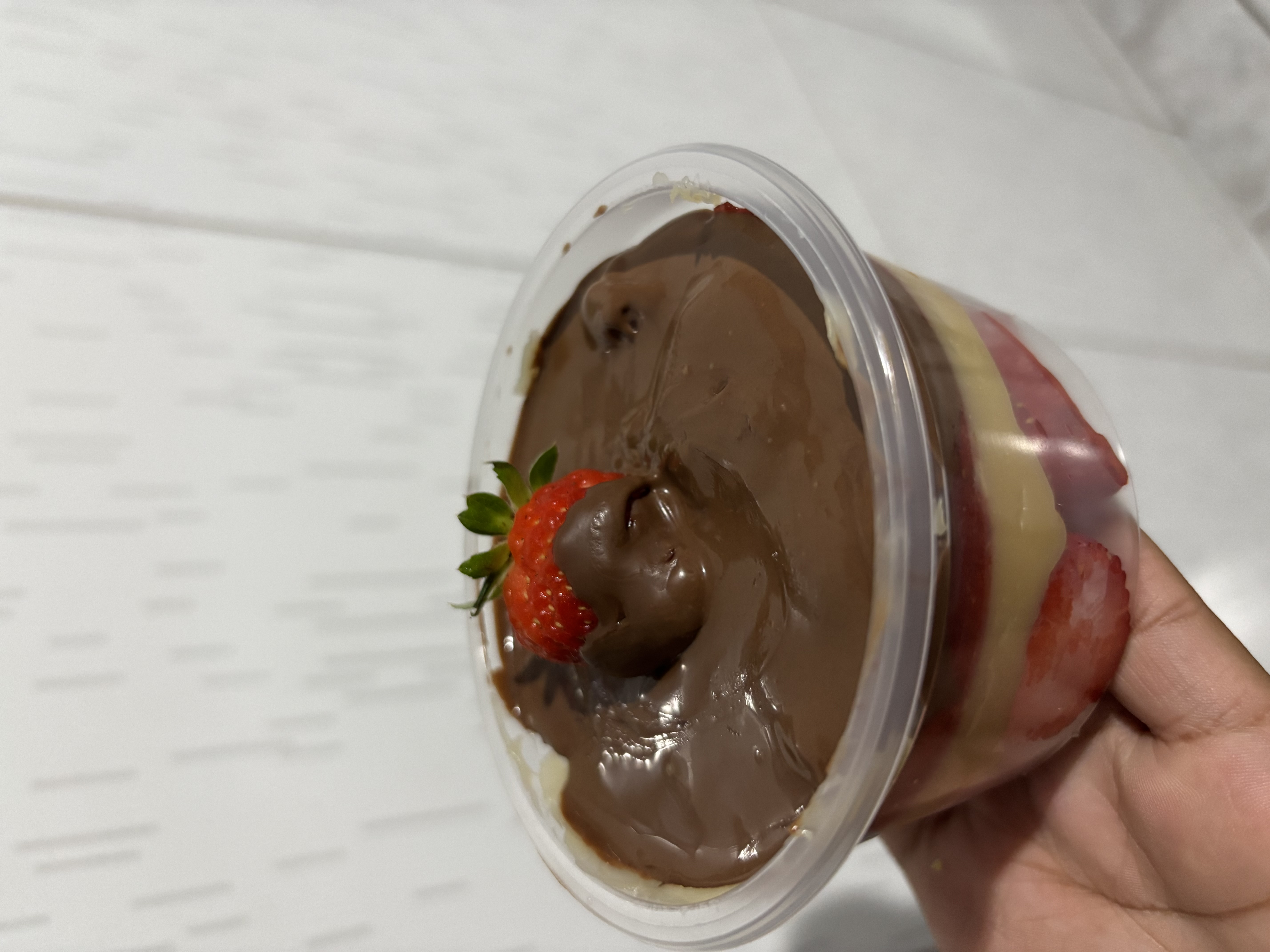 Bombom de morango no pote 140ml 