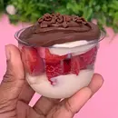 Potinho de Brigadeiro Branco com Morangos