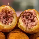 Bolinho de aipim com carne seca