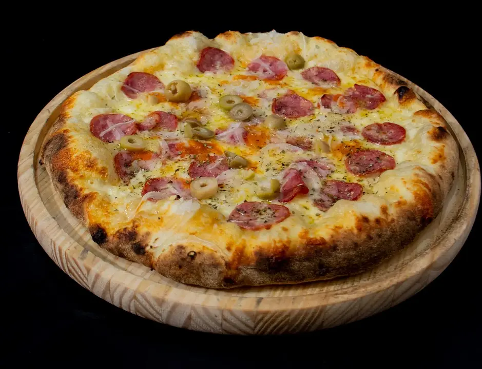 Pizza GRANDE de Calabresa - 8 Pedaços